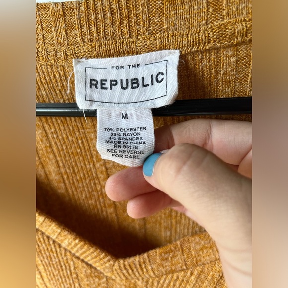 For The Republic Yellow Long Sleeve Sweater Medium - Picture 5 of 5